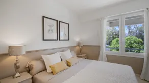 Beach-line apartment with 3 bedrooms in Estepona - Image 5