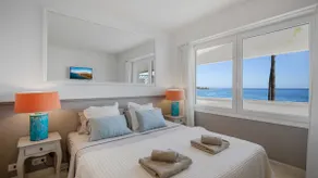 Beach-line apartment with 3 bedrooms in Estepona - Image 4