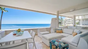 Beach-line apartment with 3 bedrooms in Estepona - Image 3