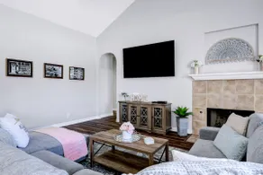 Gorgeous & Spacious 4-Bedroom Home with Pool & Spa - Image 3