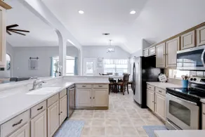 Gorgeous & Spacious 4-Bedroom Home with Pool & Spa - Image 5