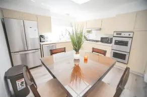 Vackra Westlake Palisades Home - Image 2