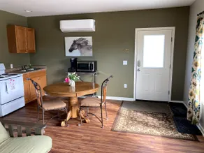 The Gray Mare, 1 bed 1 bath private guest suite - Image 5