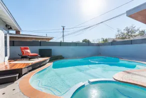 Modern Renovated 3 Bedroom Home w/ Pool Hot Tub - Image 5