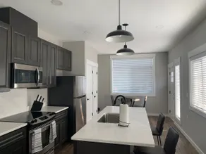 Detached 1-bedroom guesthouse w/ private backyard - Image 2