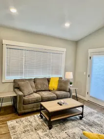 Detached 1-bedroom guesthouse w/ private backyard - Image 4