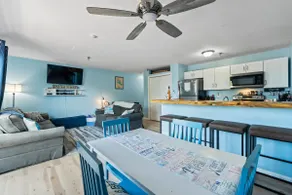 King Bed, Sleeps 6, Lake Winni Views & Pool - Image 5