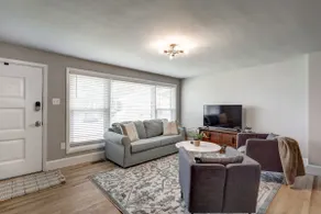 Renovated 2 BR home close to Lancaster attractions - Image 4