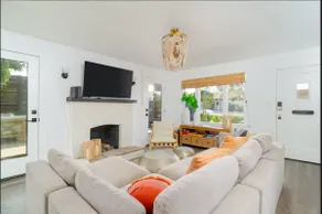 Charming Beach Cottage, 2 blocks from the water! - Image 2