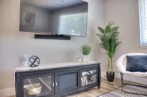 Stylish 3bd 2bth Home - Image 5