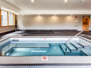 *LUX* 1 BR King Condo DT Canmore, Heated Parking, Hot tub - Image 3
