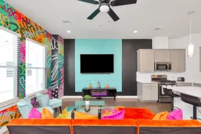 Vibrant Twnhome near Med. Ctr | Dwntwn w/ Garage - Image 5