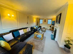 Super King Bed Suite, 5 double beds, WiFi, free off road parking 8 cars - Image 2