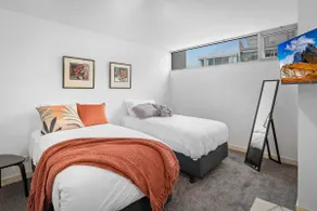King Bed Living in Heart of the CBD, With Parking - Image 5