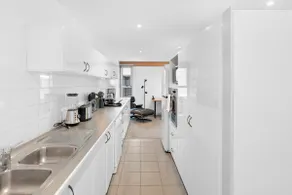 King Bed Living in Heart of the CBD, With Parking - Image 3