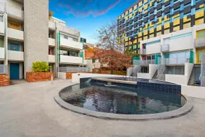 King Bed Living in Heart of the CBD, With Parking - Image 2