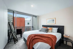 King Bed Living in Heart of the CBD, With Parking - Image 4
