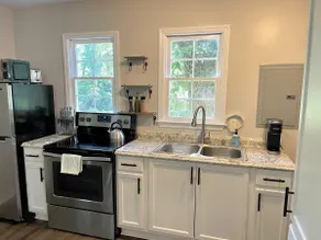 1 bed/1 bath Guest House with Parking - loft39 - Image 5