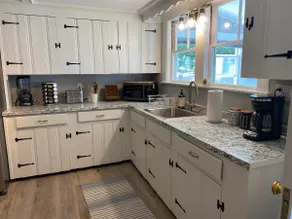 Beautifully remodeled unit in heart of Gloucester - Image 3