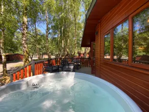 L02 - The Penrhyn Spa with Hot Tub - Image 2