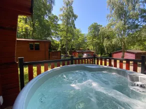 L02 - The Penrhyn Spa with Hot Tub - Image 4