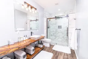 Guesthouse with king bed and custom bathroom - Image 2