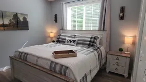 Guesthouse with king bed and custom bathroom - Image 4