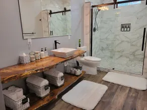 Guesthouse with king bed and custom bathroom - Image 5