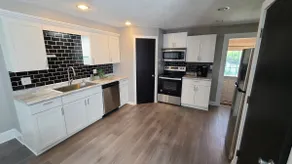Newly Renovated 3 Bedroom Home Historic Bridge St. - Image 4