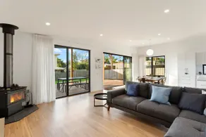 Upscale Family Retreat Just 5 Min Walk to Beach - Image 2