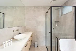 Upscale Family Retreat Just 5 Min Walk to Beach - Image 5
