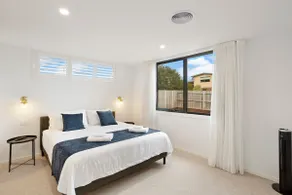 Upscale Family Retreat Just 5 Min Walk to Beach - Image 4