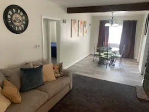 Spacious 5 bed 2 bath house in quiet neighborhood. - Image 3