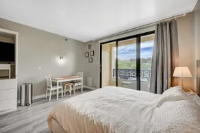Lake Las Vegas. *NEW* MODERN Studio + pool & lake! - Image 5