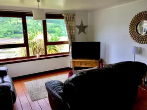 Charming two bed flat right on lochside - Image 3