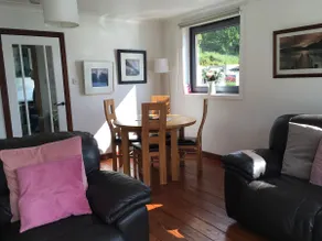 Charming two bed flat right on lochside - Image 4