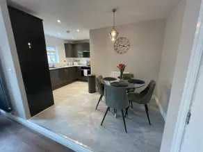 Modern apartment with free parking and garden - Image 2