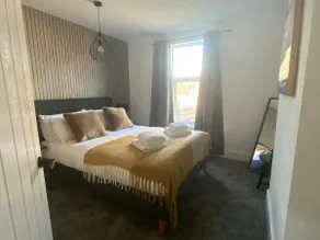 Centrally located in city of Lincoln sleeps 4 - Image 5