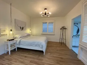 Gorgeously renovated and staged studio w/ backyard - Image 3