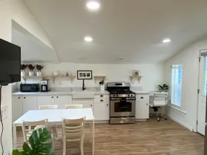 Gorgeously renovated and staged studio w/ backyard - Image 4