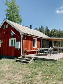 Luxurious red cottage with wood stove near lake - Image 2