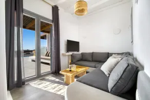 Apartment with pool view & private hot tub - Image 5