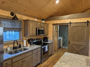 Romantic Cabin for 2, Hot Tub, wifi 10min from BR, hiking and waterfalls near - Image 3