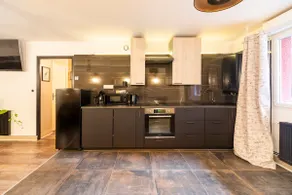 The 8 • Private Sauna & Jacuzzi + Parking - Image 4