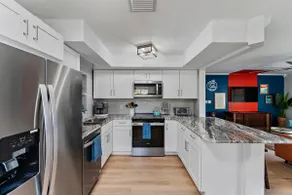 <10 Min to Beaches & DT w/ Games, King Bed & Fence - Image 3