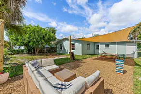 <10 Min to Beaches & DT w/ Games, King Bed & Fence - Image 5