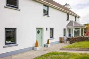 2 Bed & 2 Bathroom House, 5 mins Walk from Beach - Image 4