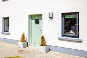 2 Bed & 2 Bathroom House, 5 mins Walk from Beach - Image 2