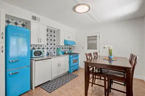 Indigo Bungalow w/AC, Fully Fenced Yard, W/D, Garage, 3 Smart TVs, Speedy Wi-Fi - Image 3