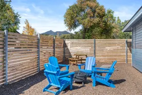 Indigo Bungalow w/AC, Fully Fenced Yard, W/D, Garage, 3 Smart TVs, Speedy Wi-Fi - Image 4